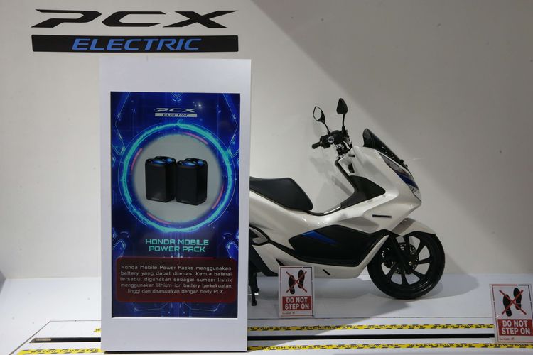 Honda PCX Electric dipamerkan di ajang Indonesia International Motor Show (IIMS) 2023 di JIExpo, Kemayoran, Jakarta Pusat, Minggu (19/2/2023). PCX Electric menggunakan dua buah baterai Lithium-ion yang disebut Mobile Power Pack