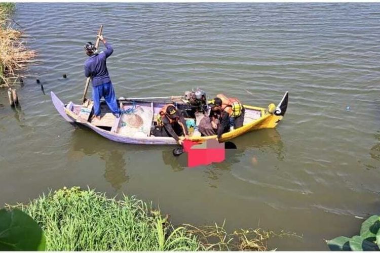 Saat tim gabungan evakuasi korban tewas tenggelam di Sungai Banjir Kanal Barat Semarang, Jawa Tengah 