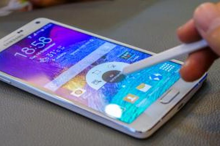 Phablet Galaxy Note 4 yang dipamerkan Samsung di Jakarta