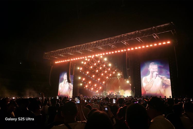 Ambience dari suasana konser Maroon 5 di Jakarta International Stadium