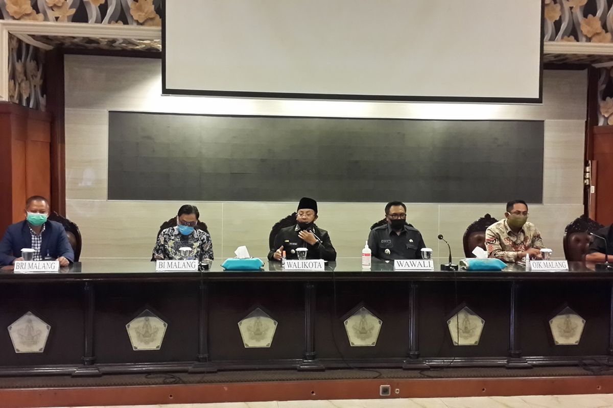 Wali Kota Malang, Sutiaji (tengah) saat konferensi pers bersama OJK, BI Malang dan BRI Kanwil Malang di Balai Kota Malang, Rabu (8/7/2020)