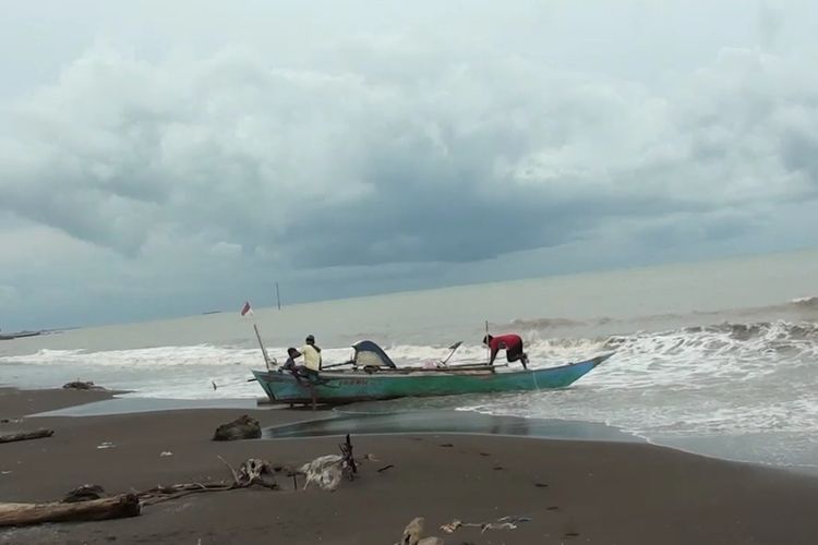 Pantai Sampulungang, Kecamatan Galesong Utara, Kabupaten Takalar, Sulawesi Selatan dipenuhi perahu yang rusak akibat badai gelombang laut setinggi tiga meter. Rabu, (7/4/2021).