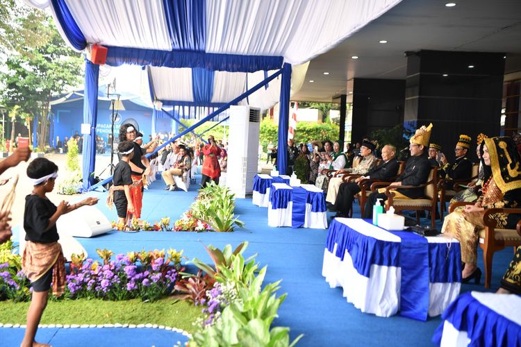 Kemendikbud Ristek menghadirkan 21 anak sekolah adat untuk pertama kalinya dalam peringatan Hardiknas 2023 di Kantor Kemendikbud Ristek, Jakarta, Selasa (2/5/2023). 