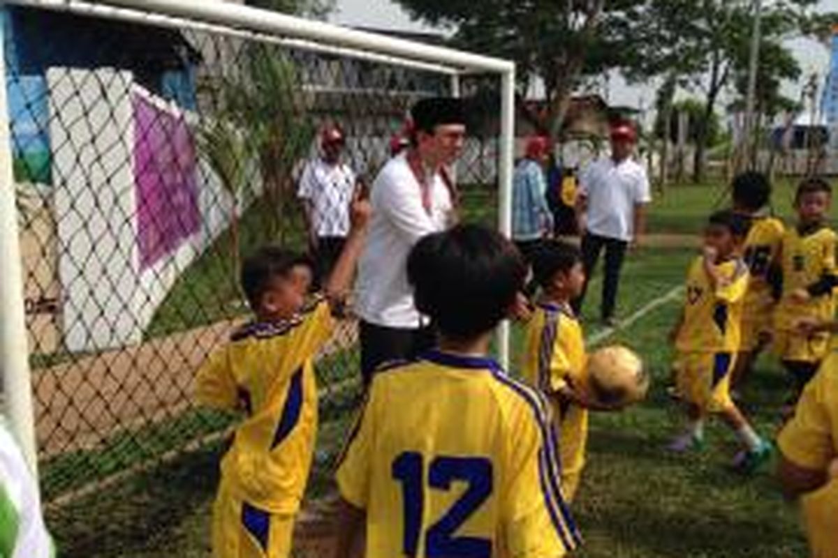 Gubernur DKI Jakarta Basuki Tjahaja Purnama berperan menjadi kiper salah satu tim anak-anak yang sedang bermain di ruang publik terpadu ramah anak (RPTRA) Kembangan, Jakarta Barat, Jumat (5/6/2015).