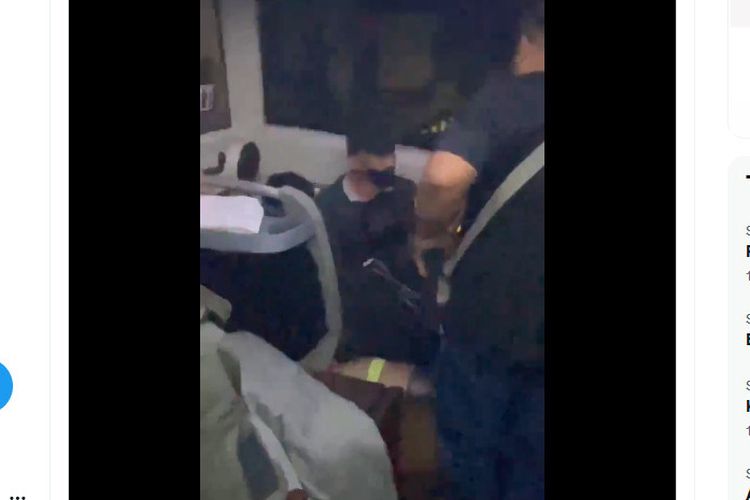 Tangkapan layar sebuah video menampilkan dua maling laptop tertangkap di bus di Klaten, Jawa Tengah