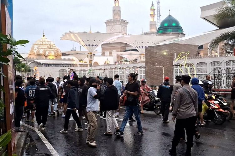 Ketegangan antara suporter kesebelasan Persis Solo dan Arema FC berlangsung di luar Stadion Soepriyadi, Kota Blitar, menjelang berakhirnya pertandingan antara kedua kesebelasan, Kamis (12/12/2024) sore