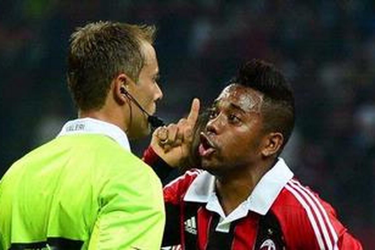 Penyerang AC Milan dari Brasil, Robinho (kanan), mempertanyakan keputusan wasit Paolo Valeri saat bertanding derby melawan Inter Milan di Stadion San Siro, Minggu (7/10/2012). Milan akhirnya kalah 0-1 dengan gol kreasi Walter Samuel.