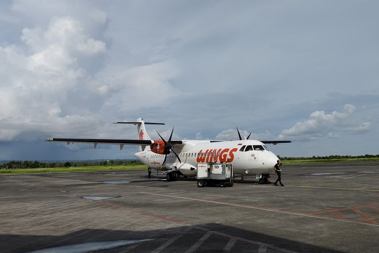 Potrait pesawat Wings Air, salah satu pesawat perintis yang melayani penerbangan menuju Bandara Umbu Mehang Kunda di Waingapu, Nusa Tenggara, Selasa (25/11/2025). 