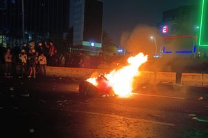Ricuh Demo 28 Oktober di Jakarta, Massa Sempat Ditangkap hingga Bakar Barrier Plastik