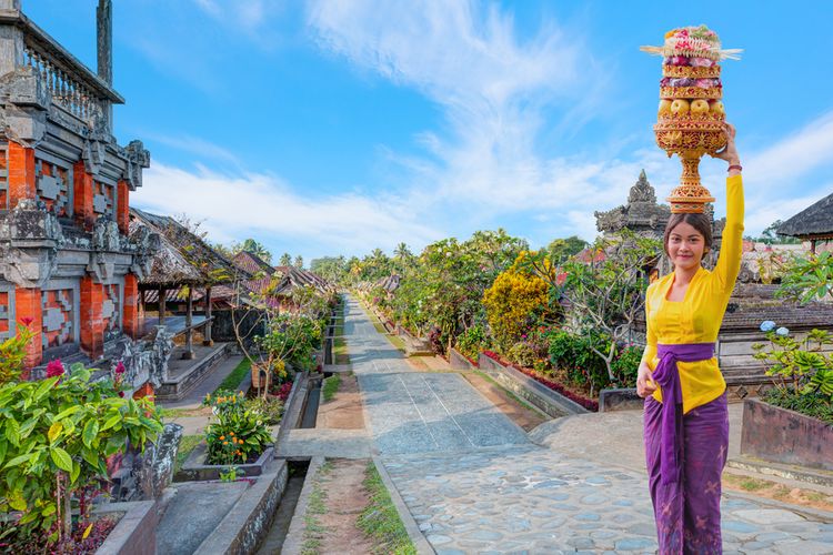 Ilustrasi masyarakat Bali. Berikut adalah lirik lengkap dari lagu Bibi Rangda, lagu daerah Bali.
