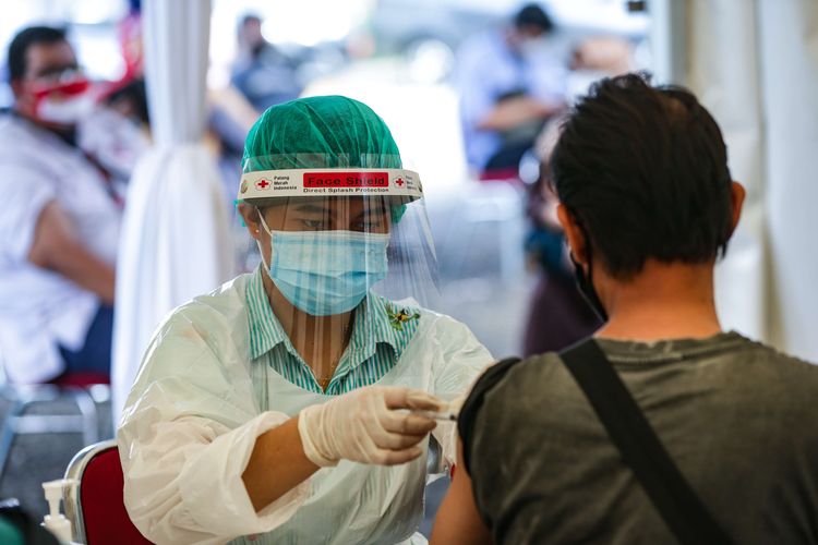 Warga mengikuti vaksinasi covid-19 yang diselenggarakan Palang Merah Indonesia di Gudang Darurat Covid-19 PMI, Jalan Gatot Subroto, Jakarta, Senin (12/7/2021). Vaksinasi program ini menargetkan sebanyak 10.000 orang yang akan dicapai dalam 10 hari pelayanan.