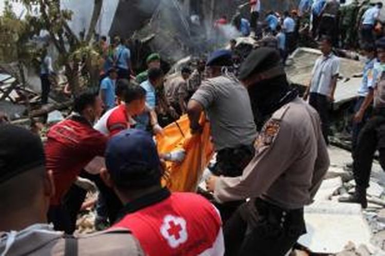 Petugas membawa korban jatuhnya pesawat Hercules C-130 TNI AU di Jalan Jamin Ginting, Medan, Sumatera Utara, 30 Juni 2015. Pesawat itu jatuh dua menit setelah lepas landas dari Pangkalan Udara Soewondo pada pukul 12.08 WIB ketika hendak menuju Tanjung Pinang.