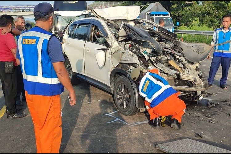 Satu dari tujuh mobil mengalami rusak berat dalam kecelakaan beruntun di KM 193 Tol Palikanci Cirebon Jawa Barat, Kamis petang (4/5/2023). Satu orang mobil luka luka