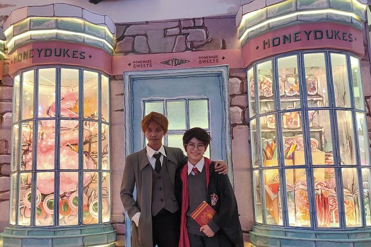 Pengunjung sekaligus penggemar Harry Potter berfoto di depan Toko Permen Honey Dukes yang ada di film Harry Potter, dalam acara peluncuran Holiday at Mal Taman Anggrek with Harry Potter, Kamis (28/11/2019).