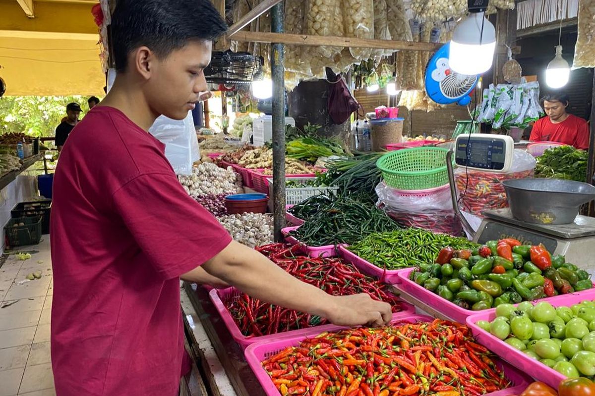 Pedagang sayur di Pasar Tomang Barat, Tanjung Duren, Jakarta Barat, Kamis (19/10/2023). 