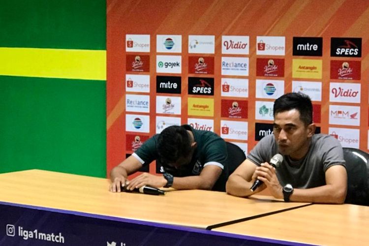 Pemain PSS Sleman Asyraq Gufron (kiri) menangis haru saat preskon seusai timnya mengalahkan Persebaya Surabaya pada lanjutan Liga 1 2019 Pekan 25 dengan skor akhir 2-3 di Stadion Gelora Bung Tomo Surabaya, Jawa Timur, Selasa (29/10/2019) sore.