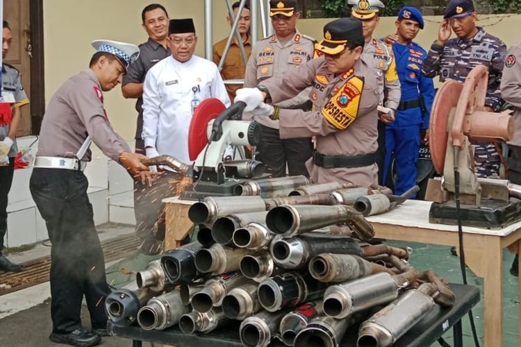 Polisi saat memusnahkan knalpot brong di Banyuwangi 