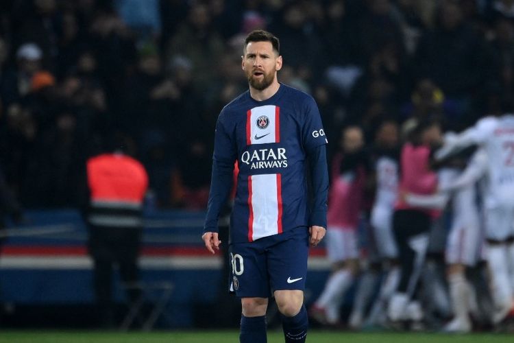 Reaksi Lionel Messi usai PSG kebobolan gol Bradley Barcola pada pertandingan melawan Lyon. Duel PSG vs Lyon pada laga pekan ke-29 Liga Perancis 2022-2023 di Stadion Parc des Princes, Senin (3/4/2023) berakhir dengan skor 0-1. Terkini, PSG dilaporkan tak akan memperpanjang kontrak Lionel Messi imbas dari perjalanan ke Arab Saudi.  (Foto oleh FRANCK FIFE / AFP)