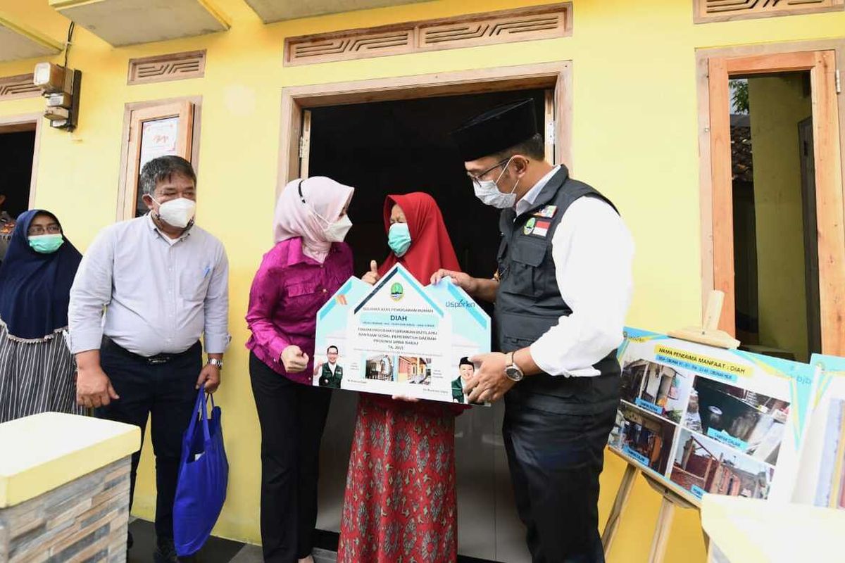 Gubernur Jawa Barat Ridwan Kamil saat memberikan bantuan rutilahu kepada warga di Desa Cibunar, Kecamatan Tarogong Kidul, Kabupaten Garut, Minggu (23/1/2022).