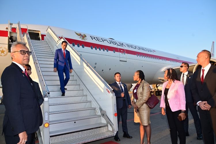 Presiden Joko Widodo saat baru saja tiba di Bandar Udara Internasional O.R. Tambo, Johannesburg, Republik Afrika Selatan setelah menempuh perjalanan dari Mozambik pada Rabu (23/8/2023).