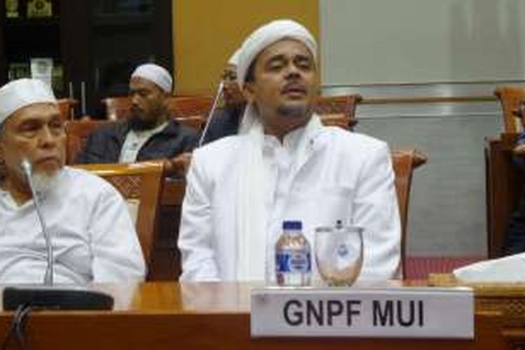 Pimpinan Gerakan Nasional Pembela Fatwa Majelis Ulama Indonesia (GNPF MUI) Rizieq Shihab di Kompleks Parlemen, Senayan, Jakarta, Selasa (17/1/2017).