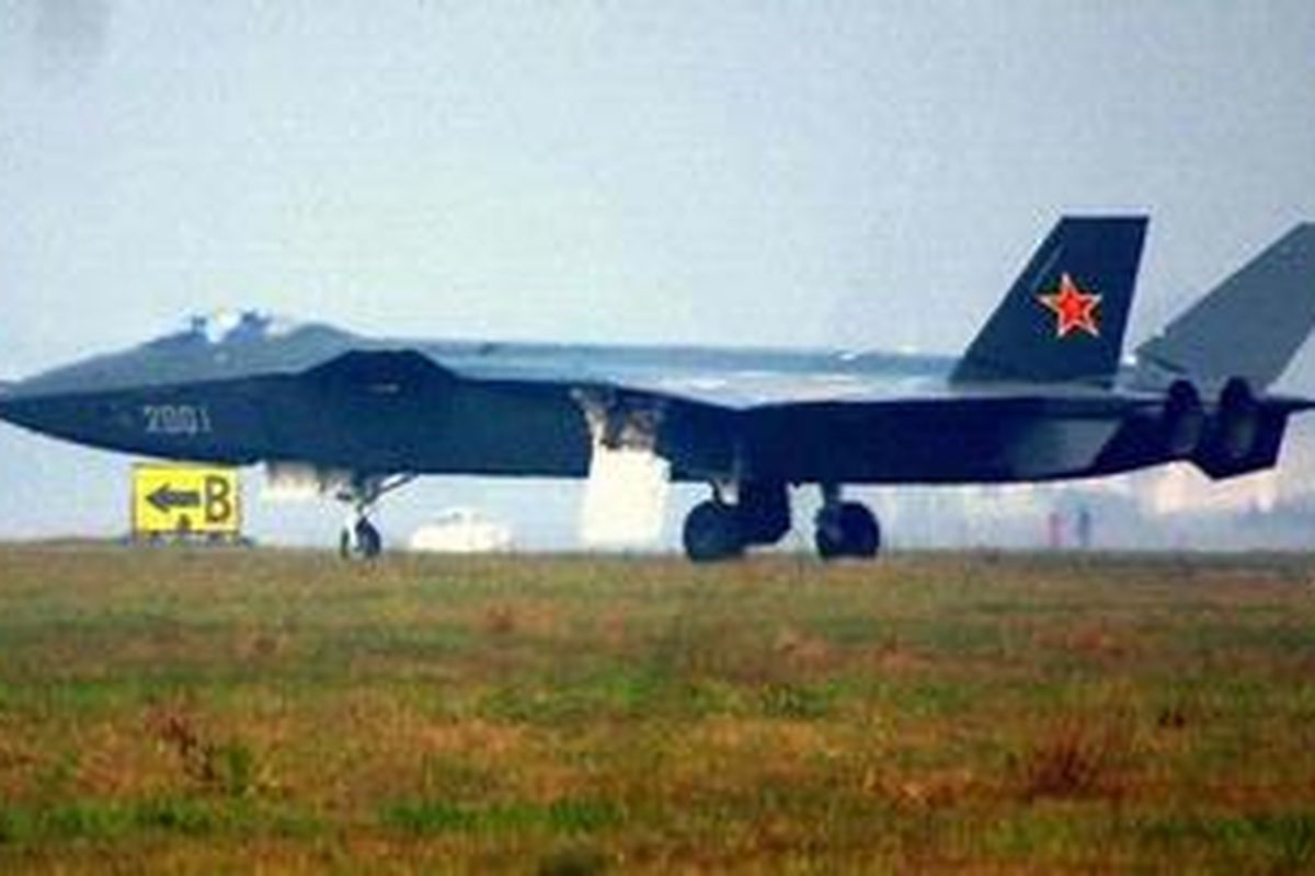 Foto jet tempur siluman China, J-20, yang diduga sengaja dibocorkan ke publik. 