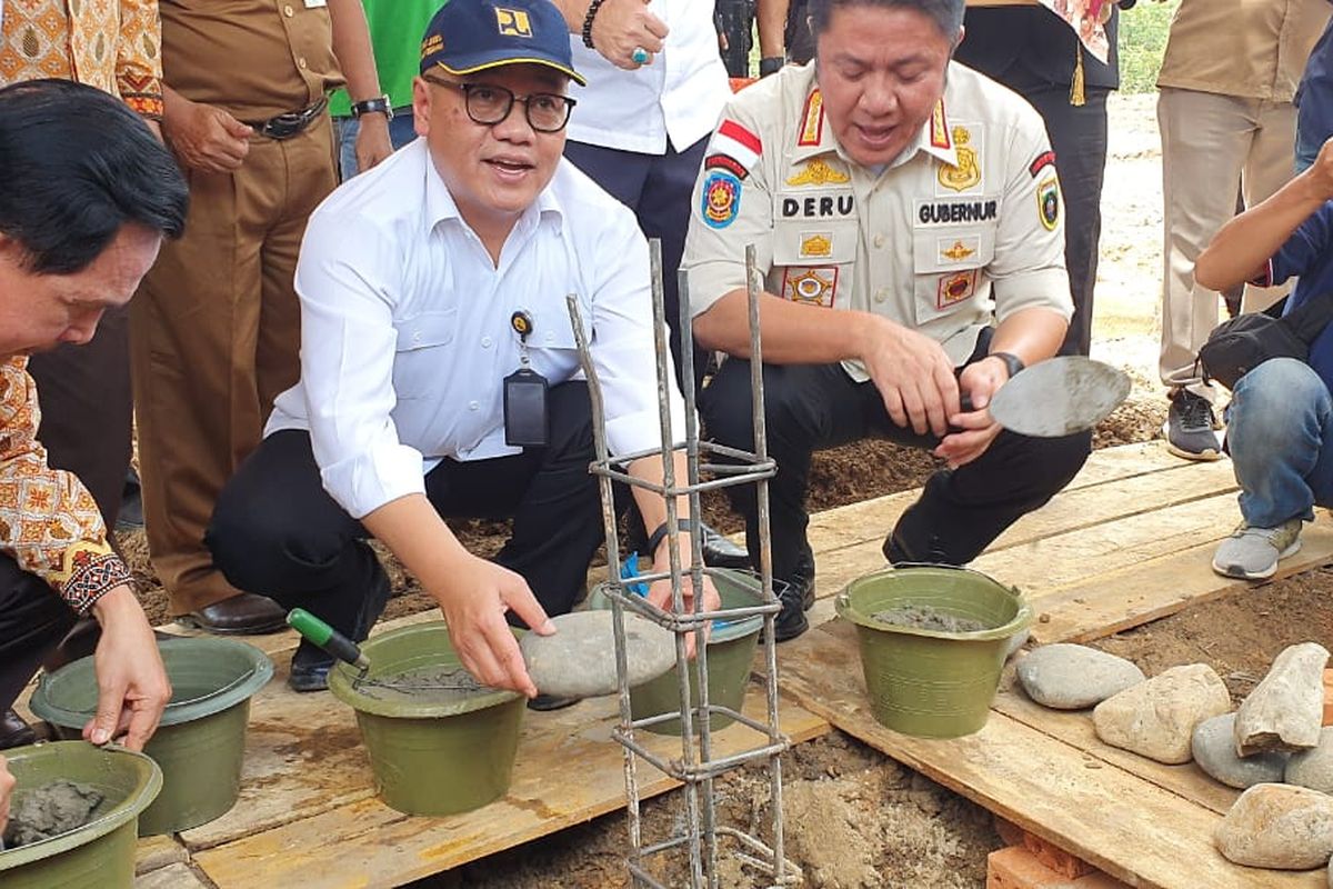 Direktur Jenderal Penyediaan Perumahan Kementerian PUPR Khalawi Abdul Hamid saat melakukan Ground Breaking Rumah Berbasis Komunitas Petugas Kebersihan Kota Prabumulih di Prabumulih, Provinsi Sumatera Selatan, Kamis (27/2/2020).