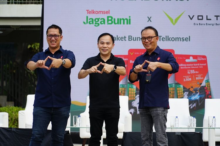 (Kiri-kanan) Direktur Sales Telkomsel Adiwinahyu Basuki Sigit, Chief Executive Volta Iwan Suryaputra, Direktur Network Telkomsel Nugroho saat meresmikan kolaborasi antara Telkomsel dan Volta terkait program bundling sewa motor listrik di Jakarta, Senin (20/3)