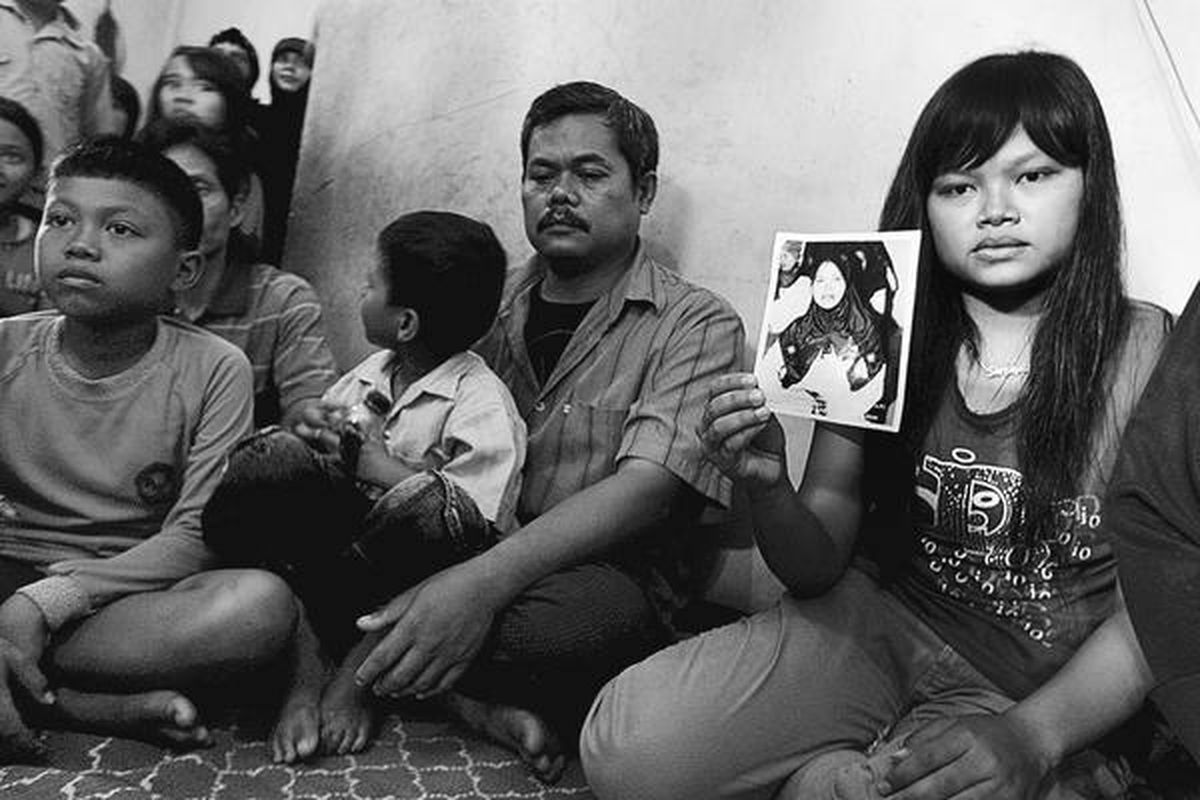 Anggota keluarga Kikim Komalasari binti Uko Marta, tenaga kerja Indonesia yang meninggal di Arab Saudi, (dari kiri ke kanan) Galih Pe r madi (anak kedua), Ali Nurjaman (suami), Fikri Agustian (anak ketiga, dipangku)