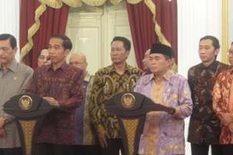 Presiden Jokowi dan Ketua DPR RI Ade Komarudin saat menyampaikan keputusan soal revisi UU KPK di Istana Kepresidenan Jakarta, Senin (22/2/2016).