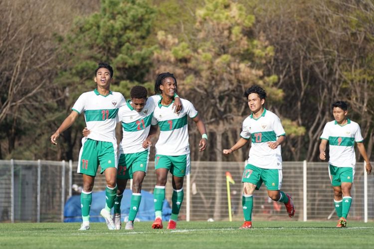 Ekspresi para pemain timnas U19 Indonesia dalam laga uji coba melawan Pohang Steelers FC di Lapangan Riverside, Daegu, Rabu (6/4/2022).