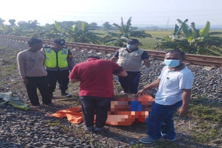 NH, pemuda berusia 31 tahun tewas tertabrak Kereta Api (KA) penumpang di rel pelintasan Kilometer 38 + 2/3 jalur hilir wilayah Desa Latak, Kecamatan Godong, Kabupaten Grobogan, Jawa Tengah, Sabtu (23/3/2024).