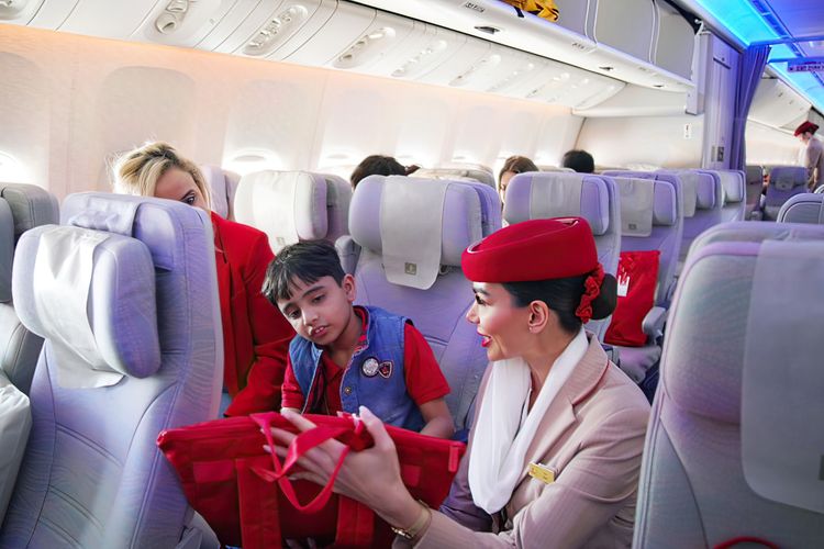 Emirates saat mengajak terbang anak-anak autisme pada 24 April 2024.