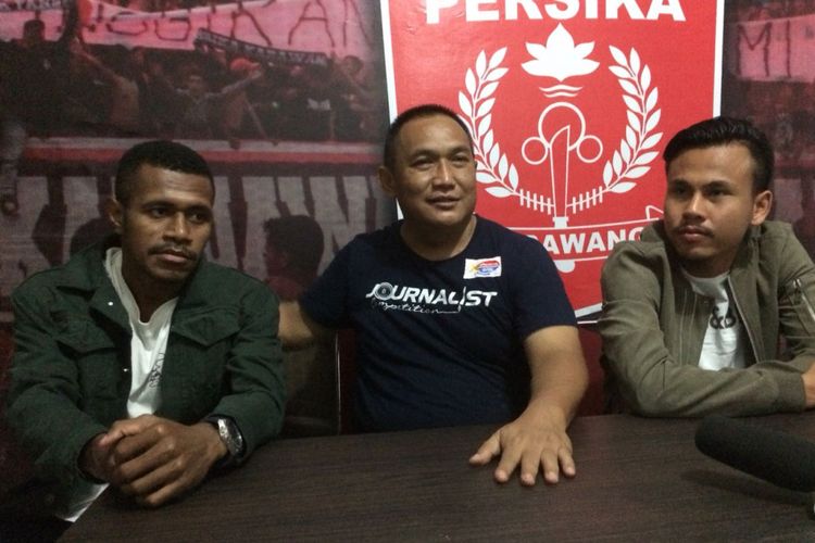 Manager Persika Karawang Rahmat Gunadi (tengah) saat memperkenalkan pemain baru Laskar Jawara.