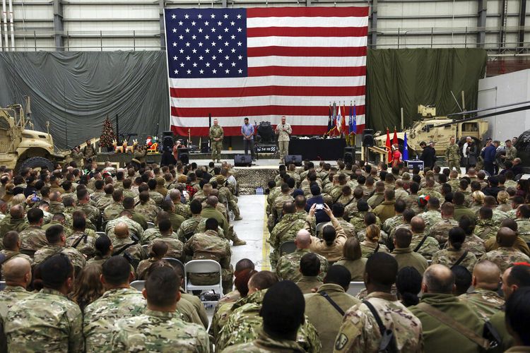 Dalam file foto 24 Desember 2017 ini, Kepala Staf Gabungan AS Jenderal Joseph Dunford berpidato pada Malam Natal di Pangkalan Udara Bagram di Afghanistan.