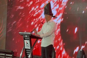 Jokowi Tampil Pakai Topi Passapu di Rakernas PSI