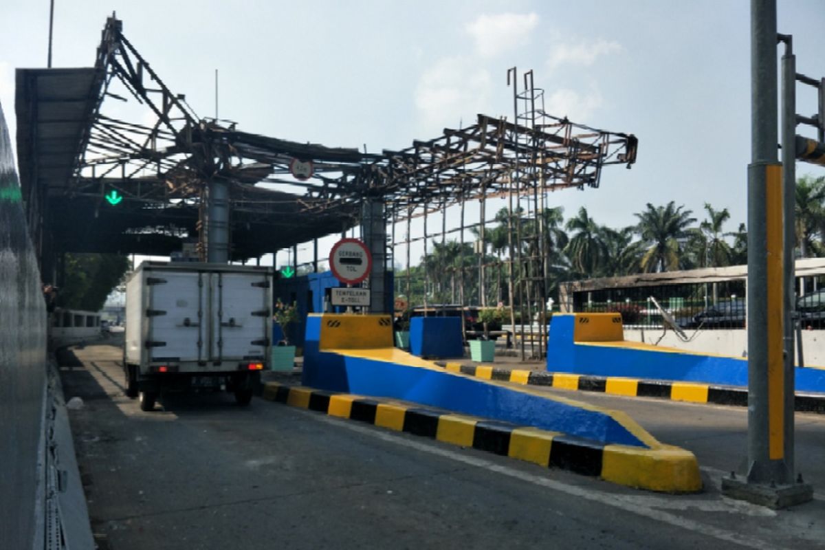 Kondisi Gerbang Tol Pejompongan, Jakarta Pusat, Jumat (28/9/2018) setelah mengalami kebakaran pada Kamis siang kemarin.