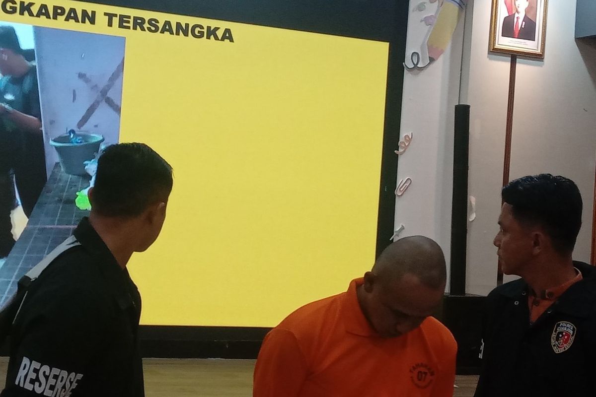 FS (27) tersangka pembunuhan seorang wanita tertunduk lesu saat kasusnya di ekspos di Polres Cianjur, Rabu (25/6/2025)