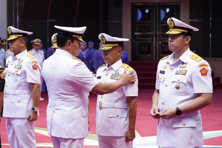 Tujuh pejabat utama Markas Besar (Mabes) TNI resmi berganti setelah Panglima TNI Laksamana Yudo Margono memimpin serah terima jabatan (sertijab). Sertijab tujuh jabatan utama Mabes TNI itu dilaksanakan di Aula Gatot Soebroto, Mabes TNI, Cilangkap, Jakarta Timur, pada Jumat (7/4/2023). jabatan Kepala Pusat Penerangan (Kapuspen) TNI diserahkan Laksda Kisdiyanto kepada Laksma Julius Widjojono.