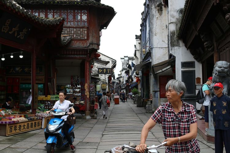 Ilustrasi sebuah tempat dengan bangunan khas China. 