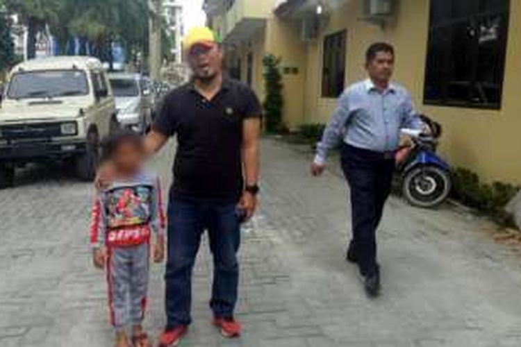 RP, bocah berusia 9 tahun, ditemukan petugas Polsekta Medan Timur dalam kondisi lemas dengan kaki dirantai di pinggir Jl HM Yamin.
