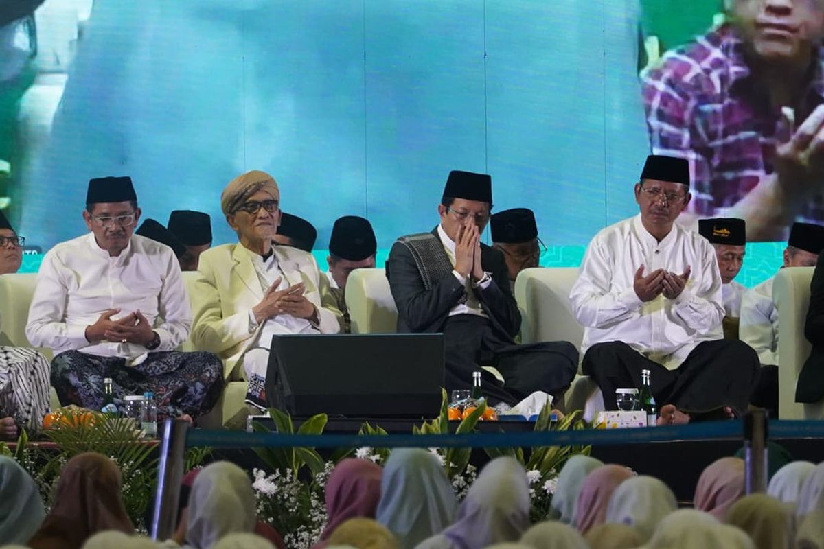 Menag Nasaruddin Umar bersama dengan tamu undangan dalam acara istigoshah dengan tema ?Doa Santri untuk Negeri? di Masjid Istiqlal, Jakarta, Selasa malam (21/10/2025). 