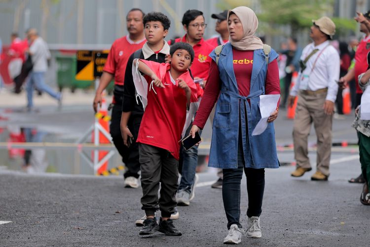 Didampingi orang dewasa suporter cilik Timnas Indonesia riang gembira mendukung laga ketiga babak penyisihan Grup A Piala Dunia U17 2023 Indonesia melawan Maroko yang berakhir dengan skor 3-1 di Stadion Gelora Bung Tomo Surabaya, Jawa Timur, Kamis (16/11/2023) malam.