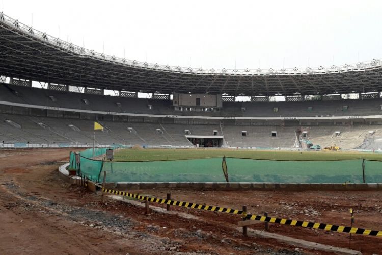 Renovasi Stadion Utama Gelora Bung Karno Senayan dikerjakan oleh PT Adhi Karya (persero) Tbk. Progresnya hingga Minggu (26/3/2017) sudah mencapai 33,8 persen.