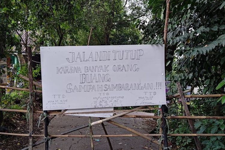 Sejumlah warga Kampung Ciapus, Kelurahan Sukamulya, Kecamatan Cikupa, Kabupaten Tangerang, Banten melakukan aksi pemblokiran atau penutupan jalan akibat adanya pembuangan sampah liar.