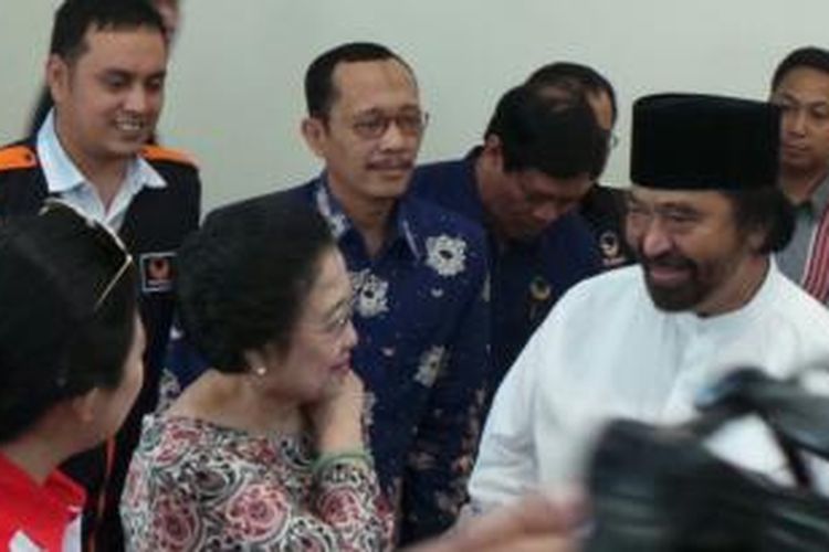 Ketua Umum DPP PDI Perjuangan Megawati Soekarnoputri saat bertemu dengan Ketua Umum DPP Partai Nasdem Surya Paloh di Bandara Juanda, Surabaya, Jawa Timur, Senin (17/3/2014).