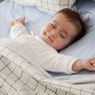 Mengapa Bayi Tersenyum Saat Tidur?
