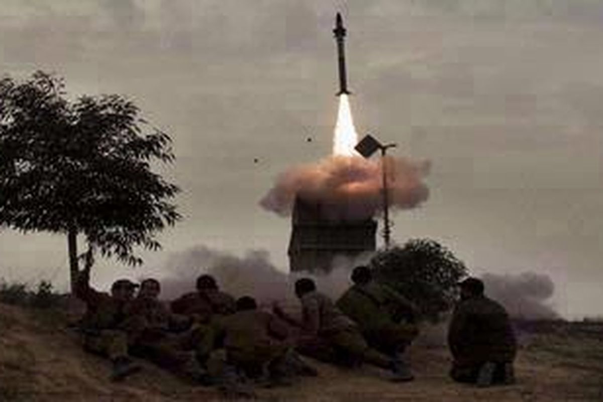 Tentara Israel menyaksikan sebuah misil diluncurkan dari sistem pertahanan Iron Dom di Beer Sheva, sebuah kota di Israel selatan, Senin (12/3/2012).