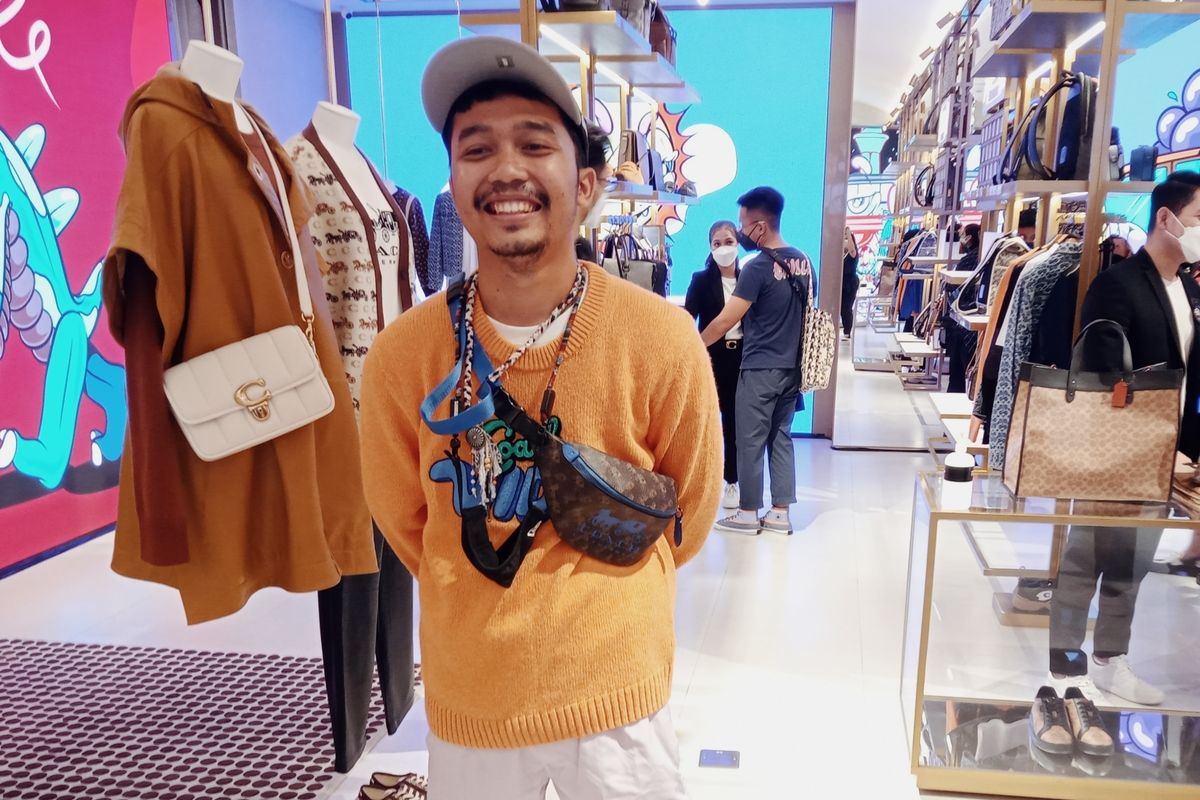 Coach berkolaborasi dengan seniman Muklay dalam rangka pembukaan toko digital pertamanya di Plaza Indonesia, Jakarta Pusat, Jumat (1/4/2022).