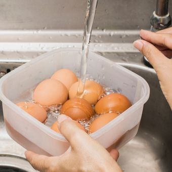 Ilustrasi mengaliri telur dingin agar bagus dipakai untuk membuat kue.